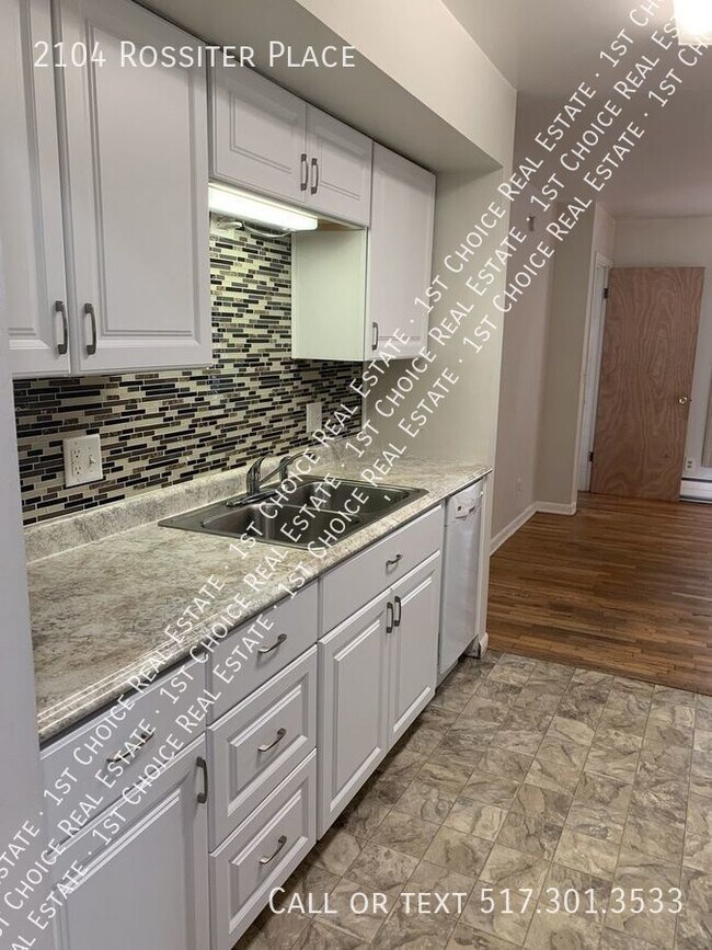 Building Photo - 3-BDR 1.5-BTH Ranch w/ Hardwood Floors, Fe...