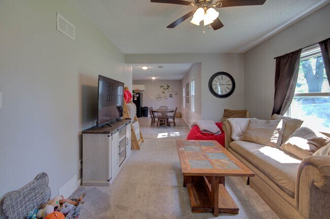 Building Photo - 3 bed home