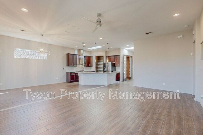 Foto del edificio - 4701 Cayetana Pl NW