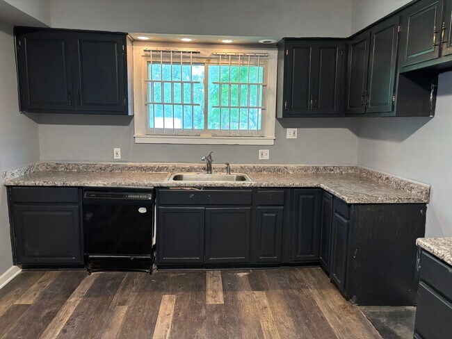Building Photo - Charming spacious 4-bedroom home. Section ...