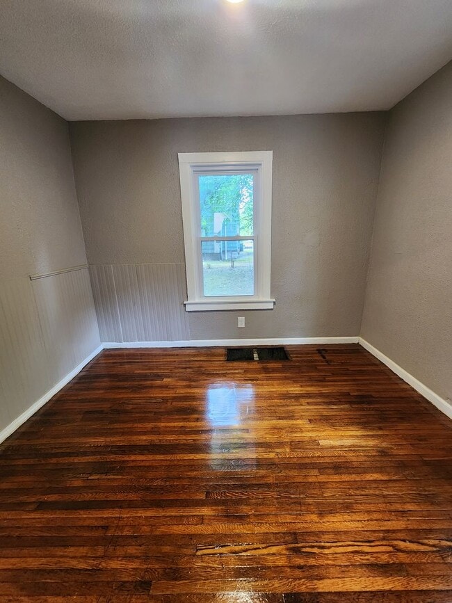 Building Photo - Three Bedroom Single Family Home!