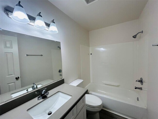 Foto del edificio - 8038 Sands Point Dr