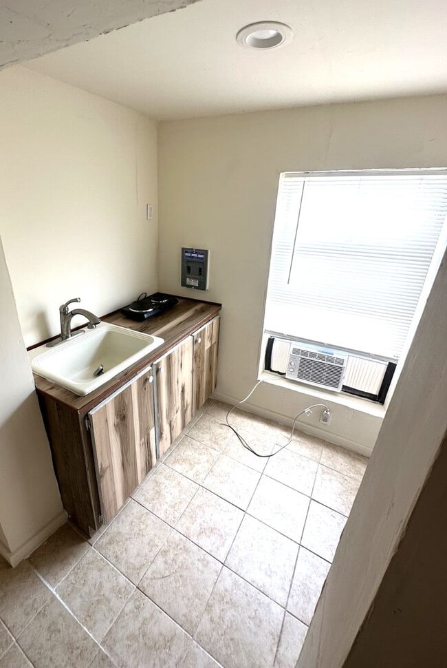 Building Photo - 8115 Tolles Dr