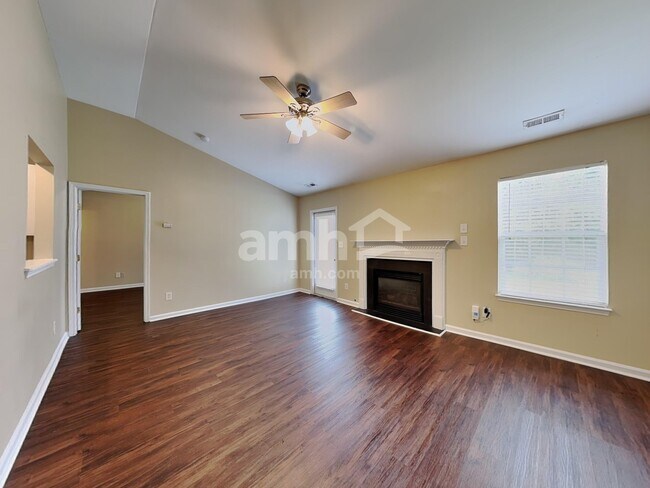 Foto del edificio - 224 N Fuquay Springs Ave
