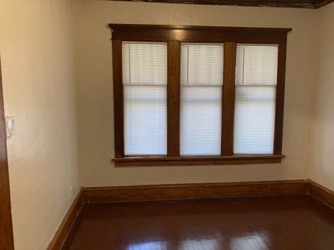 Unit 1 LR - 3326 N 29th St
