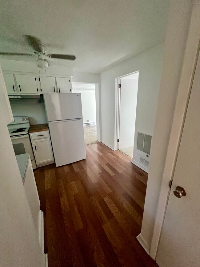 Pasillo de la cocina al salón y al dormitorio más pequeño. - 2612 Louisiana Ave