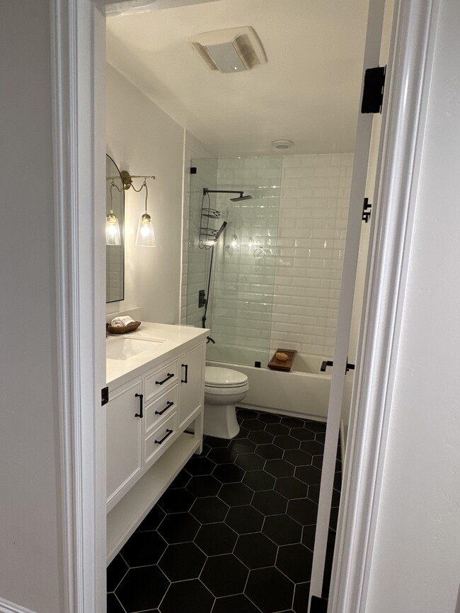 (Guest) Bathroom for renter - 33821 Violet Lantern St
