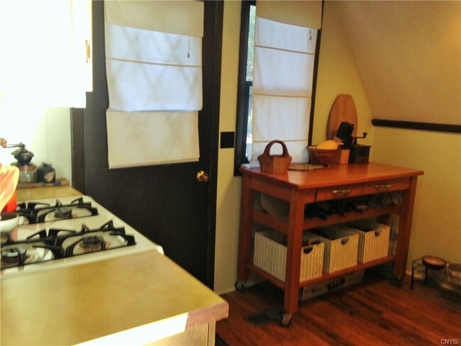 Foto del edificio - 566 S Shore Rd