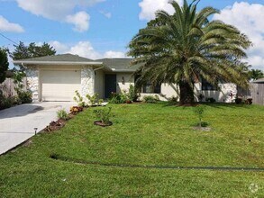 Building Photo - 2450 SW Bayshore Blvd