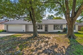 Building Photo - 221 Azalea Ln
