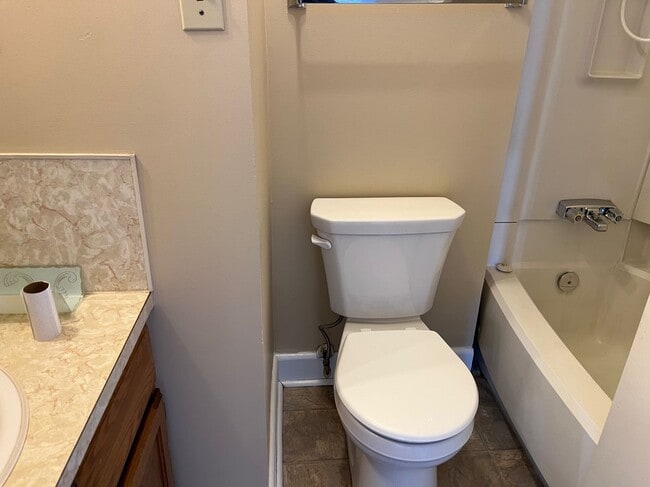 Building Photo - 1 Bed 1 Bath Unit in Red Deer, AB