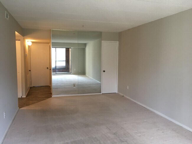 Foto del edificio - Quaint 1 BR Condo in Columbia with Sunroom!