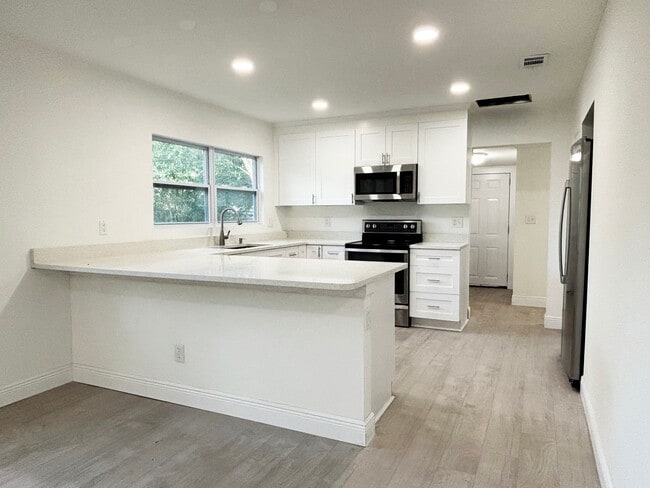 Building Photo - 2325 Westover Dr