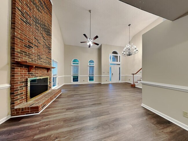 Building Photo - 6926 Wolf Run Dr