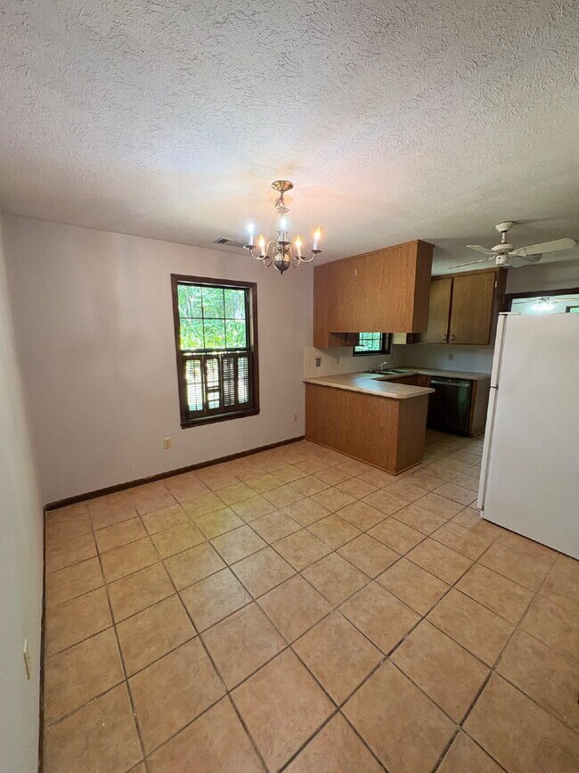 Foto del edificio - Charming 3-Bed, 2-Bath Home with 1623 sq. ft. of Comfort in the North Side of Tallahassee!