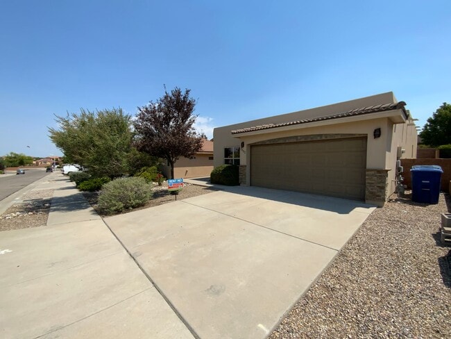 Foto del edificio - 3 Bedroom Custom Single Story Home Availab...