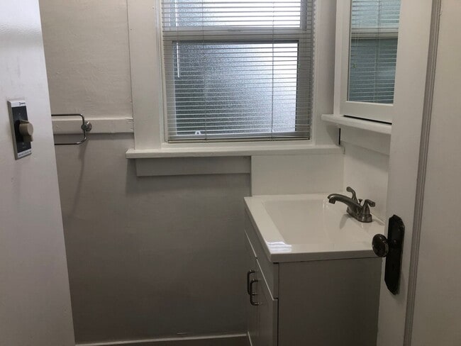 Building Photo - 4 Bed 2 Bath Beacon Hill Home with Large F...