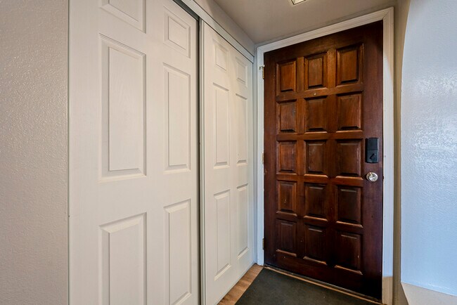 Foto del edificio - 2 Bed / 2 Bath Condo