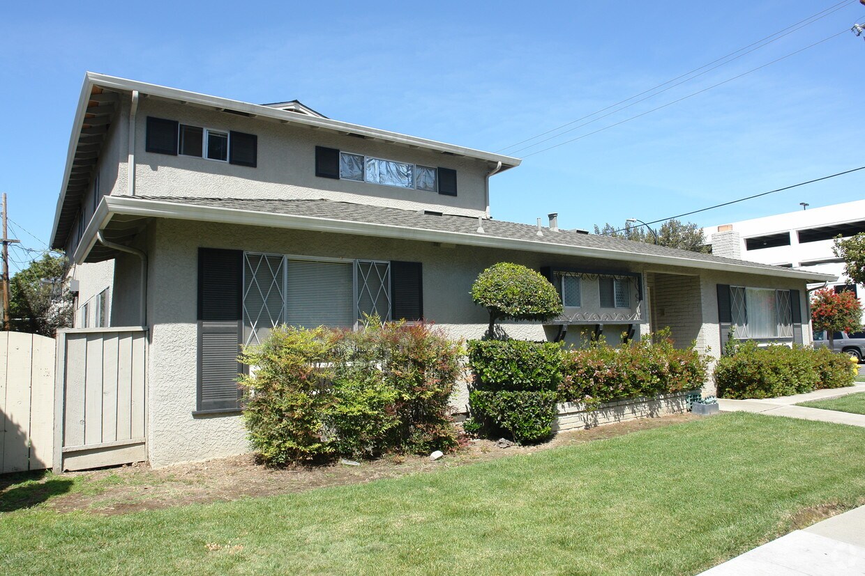 Building Photo - 215 Auburn Way
