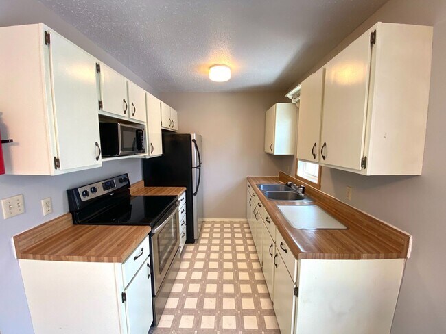 Foto del edificio - 3 Bed 1 Bath Townhome - 1 MONTH FREE ON SIGNED 15 MONTH LEASE!