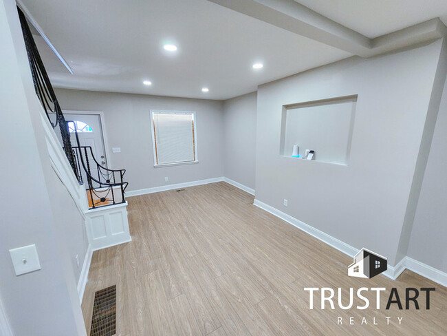 Building Photo - 3 bedroom House with fenced backyard