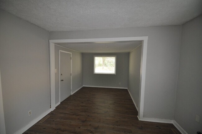 Foto del edificio - Cute little two-bedroom one-bathroom Singl...