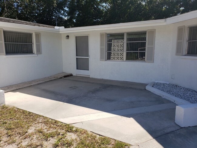Building Photo - Centrally Located Sarasota 2-bedroom Home ...