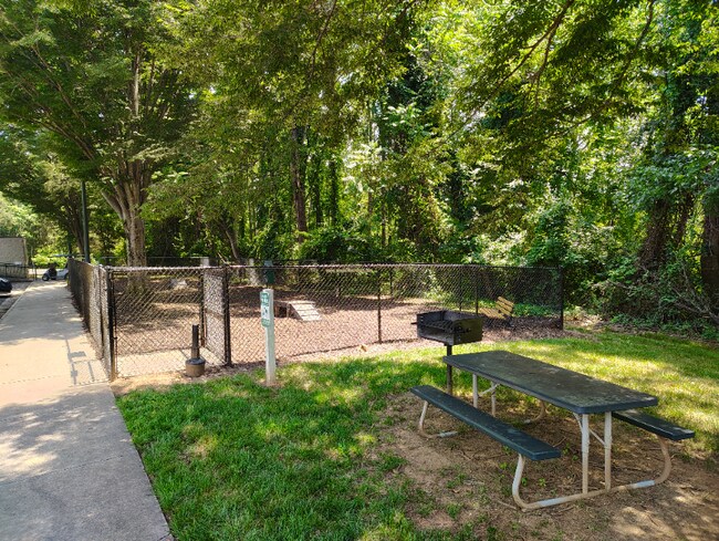 Foto del edificio - 600 Reusens Rd