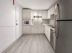 Building Photo - 400 Kings Point Dr