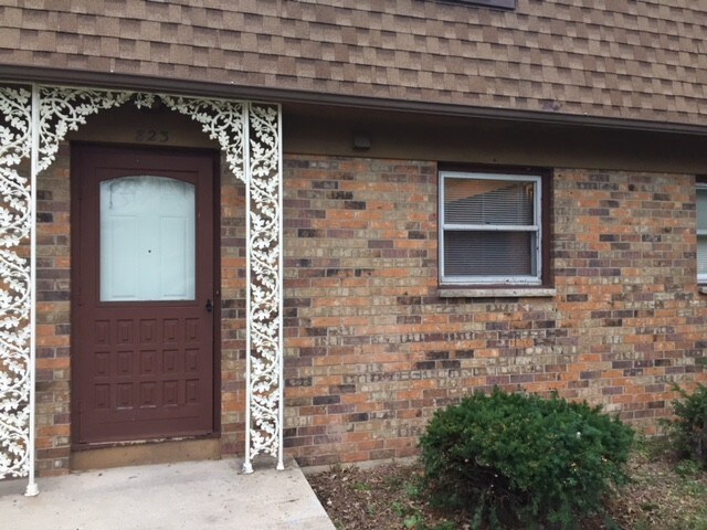 Primary Photo - 823 Turek St