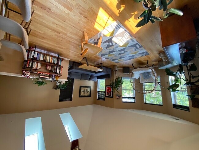 Building Photo - 651 W Elm St