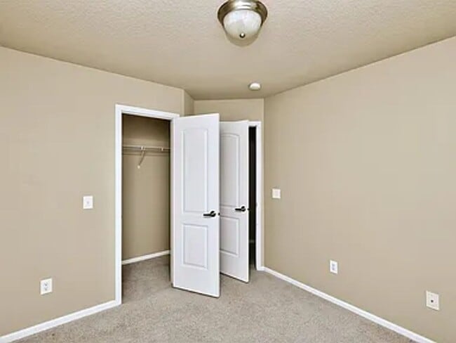 Building Photo - West Des Moines 3 bedroom 2.5 bathroom Townhome for rent!