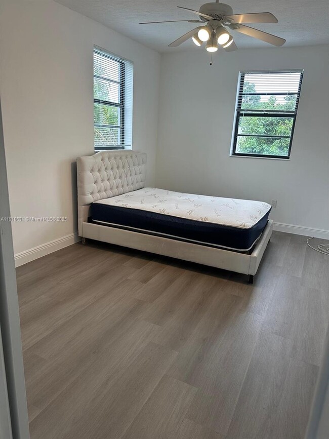 Building Photo - 312 SW 32nd Ave