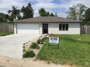 Building Photo - 202 William Dr