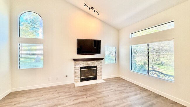 Foto del edificio - Beautifully Updated & Remodeled Townhome on the Pala Mesa Golf Course in Fallbrook!
