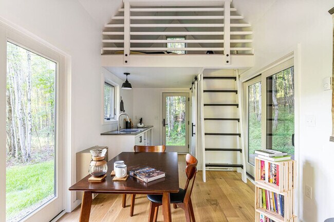Foto del edificio - Stylish Tiny Cabin in Peaceful Wooded Area
