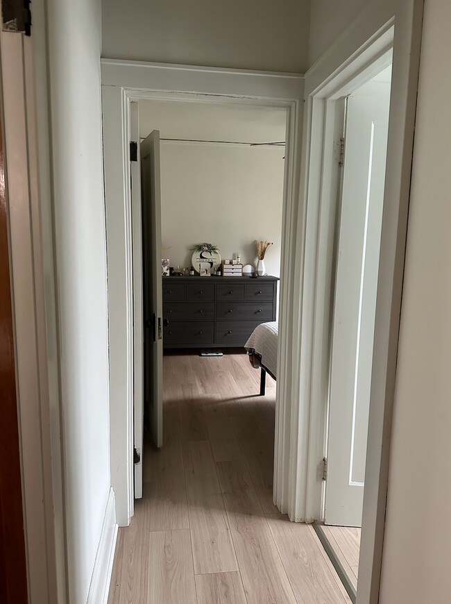 Pasillo que conecta dos dormitorios, la cocina y el baño. - 1552 S 58th St