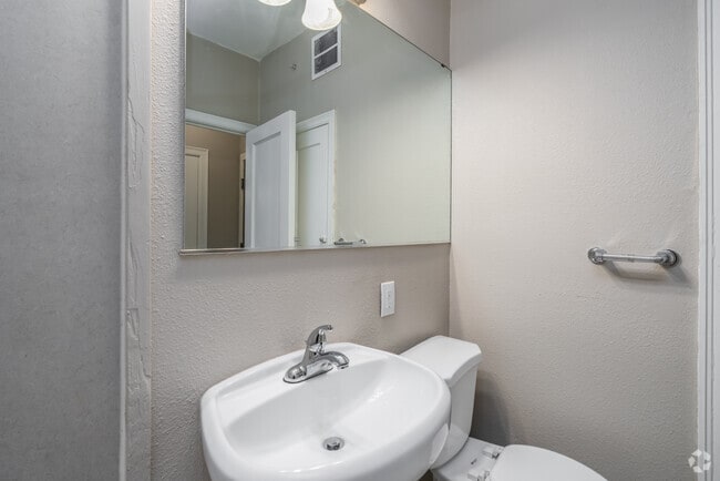 1 habitación, 1 baño - 550 pies cuadrados - Baño - Cornelius Apartments