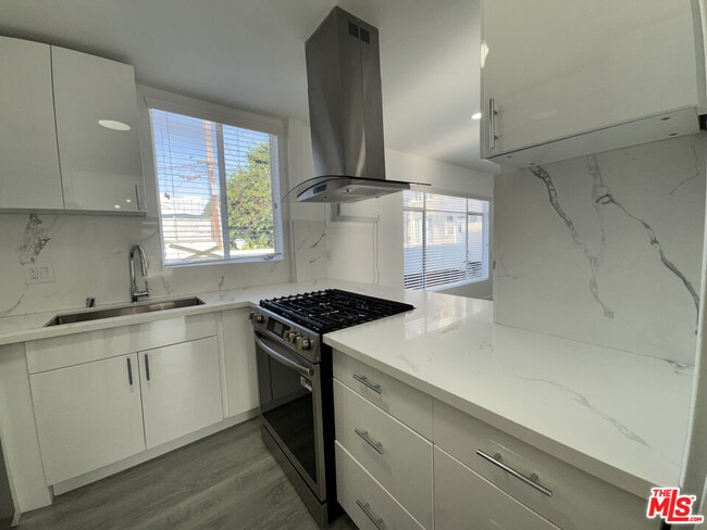 Foto del edificio - 1279 N Harper Ave
