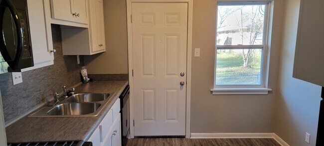Building Photo - 2 Bd, 1 BA, Duplex