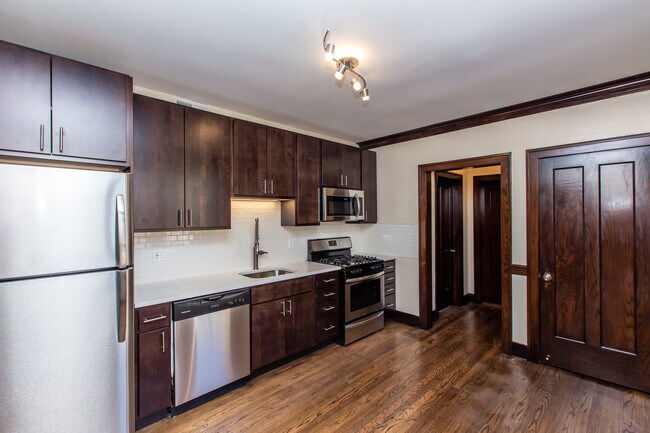 Foto del edificio - Condo Quality 2Bed/1bath in Bucktown! In-Unit Laundry! Stainless Steel! Quartz Counters!