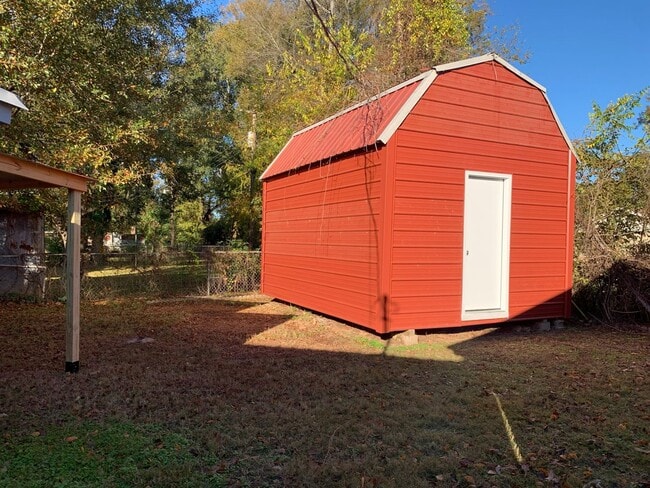 Building Photo - CLEAN, UPDATED HOME WITH A BONUS ROOM AND ...
