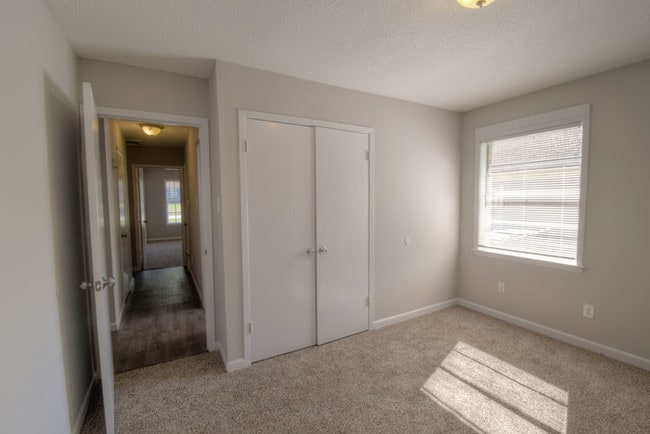 Building Photo - 6038 Raintree Dr