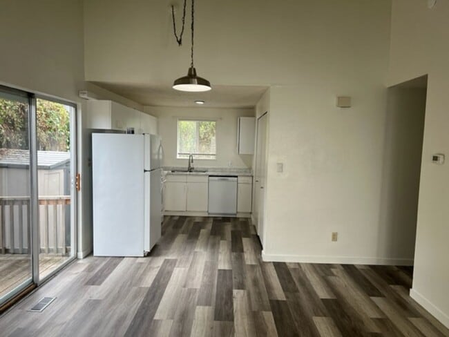 Building Photo - REMODELED 2 BEDROOM TOWNHOME