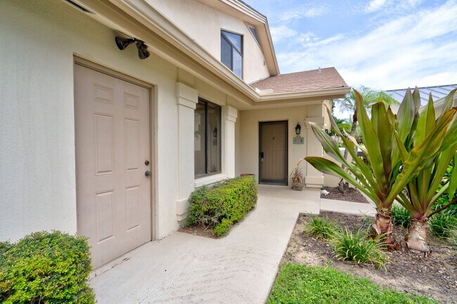 Foto del edificio - Luxurious 3 Bedroom Oasis with Pool and Beach Access AVAILABLE NOW!