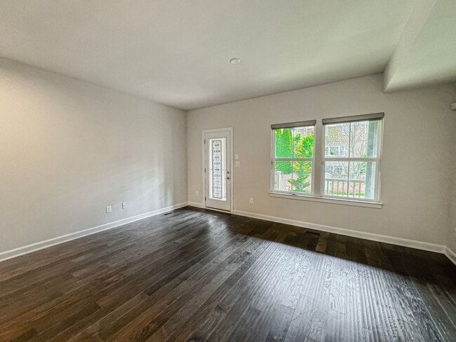 Building Photo - Stunning 3 Bed 3.5 Bath Townhome With Atta...