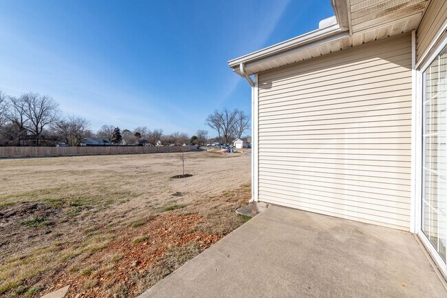Building Photo - 2 Bedroom / 1.5 Bath Condo in Rogers