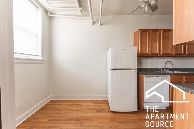 Building Photo - 4550 N Maplewood Ave