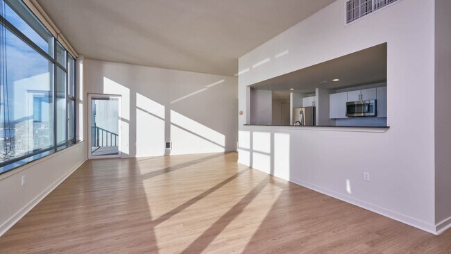 Sala de estar con suelo de superficie dura - Harbor Steps