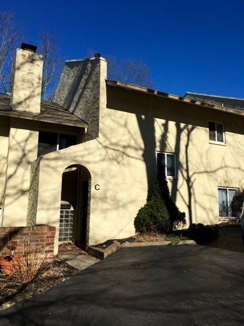 Primary Photo - 2111 Sutton Ave